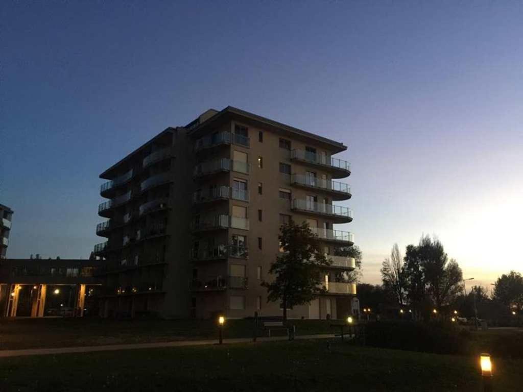 Ferienwohnung Azur Apartman Velence Exterior foto